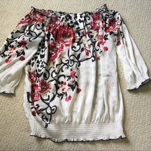 Floral white off the shoulder top!💐